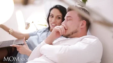 Esta secretária sabe ganhar bem o seu salário