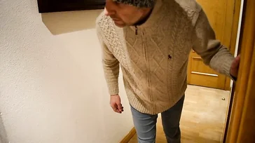 Sie beginnt mit einem jungen Mann zu ficken, während ihr Cuckold-Liebhaber aufzeichnet