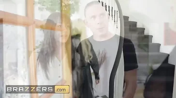 Ela gosta de ver o marido foder uma loira explosiva