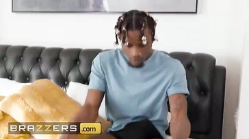 No se lo puede creer, su primo negro se ha empalmado
