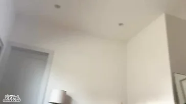 É impossível resistir a esse olhar de sacanagem quando ela me chupa