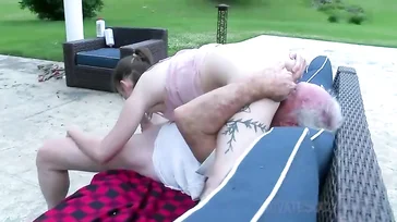 Der Großvater eines Freundes steckt seinen Schwanz in meine Muschi im Garten