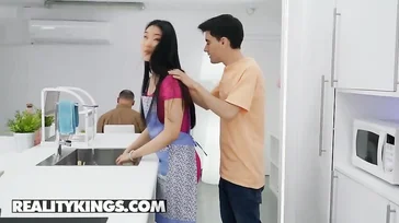 जोर्डी एल नीनो पोला अपनी एशियाई सौतेली माँ की गांड खाता और चोदता है