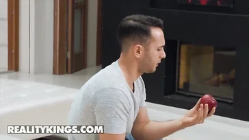Joder que coño tiene mi hermanita, a su novio le deja seco casa día