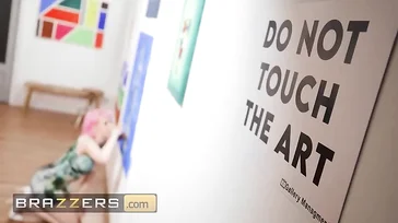 Mulher madura sozinha na galeria assistindo a uma exposição de um pintor novato