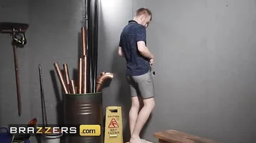 O professor puxa minha calcinha para baixo e enfia seu pau enorme e gordo em mim...!!