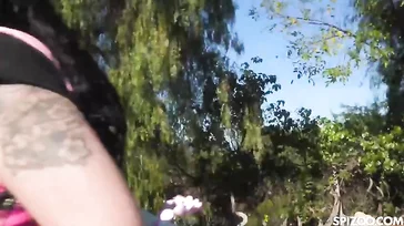 Een brunette probeert mijn auto te stelen. Verdomme, is ze een bitch?