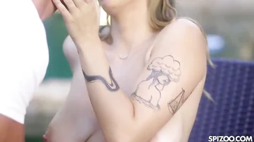 Ella sabe que el chico que limpia la piscina la está mirando las tetas