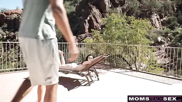 Que momento maravilhoso o rapaz passa com a mãe e a filha, que trio pornô XXX