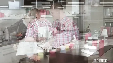 Joder, le estoy mirando las tetas a mi suegra, es que no puedo evitarlo