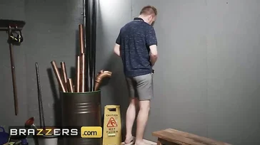 Estou ansioso para que aquele bastardo enfie seu pau enorme em mim