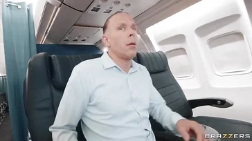 Was für ein Paar Titten die französische Stewardess in diesem Flugzeug hat!