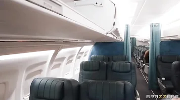 Was für ein Paar Titten die französische Stewardess in diesem Flugzeug hat!