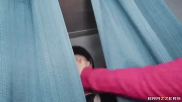 Was für ein Paar Titten die französische Stewardess in diesem Flugzeug hat!