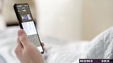 MILF pilla a un joven haciéndose una paja tremenda, que pasada .. !!