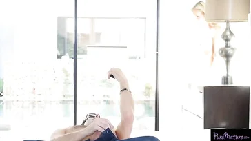 Brandi Love preparada para darle un masaje al hijo de su vecina