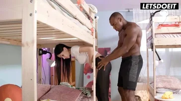 A menina está presa, o homem negro tentará ajudá-la de qualquer maneira