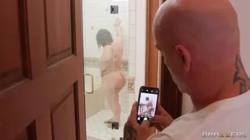Qu'est-ce que tu fous ? Tu n'enregistres pas cette grosse fille avec ton téléphone portable, n'est-ce pas ?