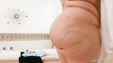 Qu'est-ce que tu fous ? Tu n'enregistres pas cette grosse fille avec ton téléphone portable, n'est-ce pas ?