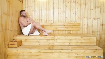 A gordinha acaba fazendo sacanagem com um homem na sauna da academia