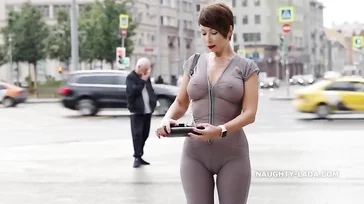 La figa di quella donna matura è incredibile per strada, che rigonfiamento!!
