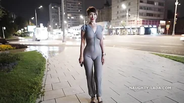 La figa di quella donna matura è incredibile per strada, che rigonfiamento!!