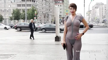 La figa di quella donna matura è incredibile per strada, che rigonfiamento!!