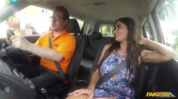 Minha secretária me faz parar o carro, acho que ela quer fazer sexo agora