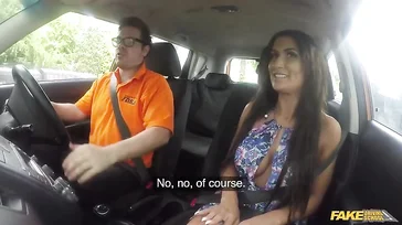 Minha secretária me faz parar o carro, acho que ela quer fazer sexo agora
