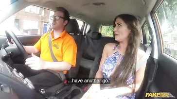 Minha secretária me faz parar o carro, acho que ela quer fazer sexo agora