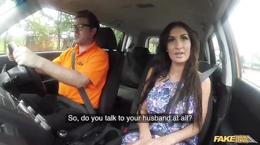 Minha secretária me faz parar o carro, acho que ela quer fazer sexo agora