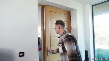 A loira não consegue enfiar aquele pau enorme na boca...!!