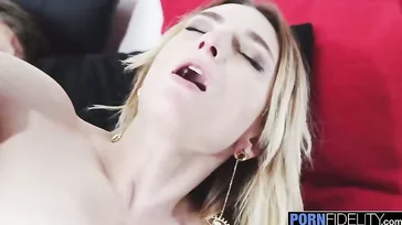 Quand une blonde au gros cul monte sur toi... tu es sûr de jouir