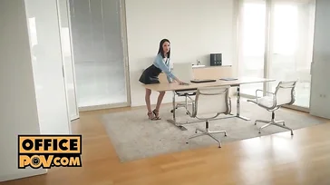 Os lábios da secretária deixam qualquer um excitado: além disso, ela é super submissa!!