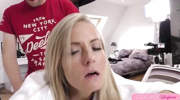 Bösartiges Schulmädchen feiert Valentinstag mit Ficken bei einem Casting