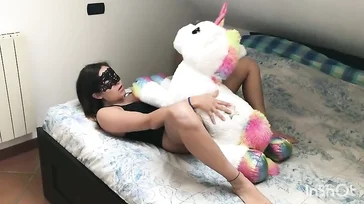 Une fille italienne avec un cul incroyable joue avec un animal en peluche jusqu'à ce qu'elle se fasse baiser
