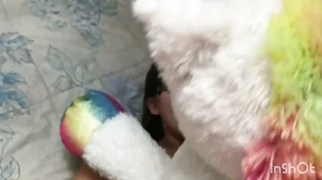 Une fille italienne avec un cul incroyable joue avec un animal en peluche jusqu'à ce qu'elle se fasse baiser
