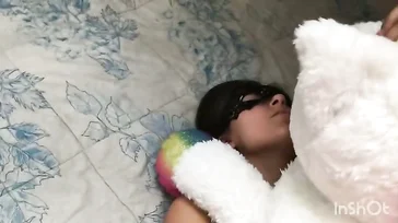 Une fille italienne avec un cul incroyable joue avec un animal en peluche jusqu'à ce qu'elle se fasse baiser