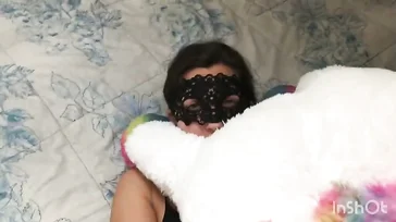 Une fille italienne avec un cul incroyable joue avec un animal en peluche jusqu'à ce qu'elle se fasse baiser