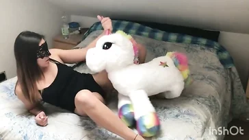 Une fille italienne avec un cul incroyable joue avec un animal en peluche jusqu'à ce qu'elle se fasse baiser