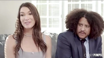 O corno do namorado tem que assistir a namorada transando