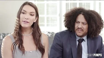 O corno do namorado tem que assistir a namorada transando