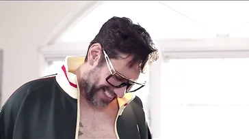 O corno do namorado tem que assistir a namorada transando