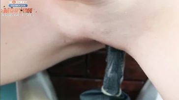 Ela anda na alavanca de câmbio antes de ser fodida por um voyeur