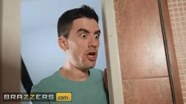 A madrasta cruel acaba transando com o enteado... e o amigo dele!