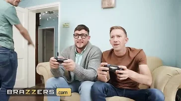 A madrasta cruel acaba transando com o enteado... e o amigo dele!