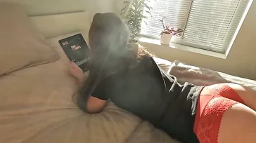 Seine Freundin liegt im Höschen auf dem Sofa: unmöglich zu widerstehen...