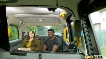 Sale sul taxi con il suo fidanzato e finiscono per fare un rapporto a tre con il tassista.