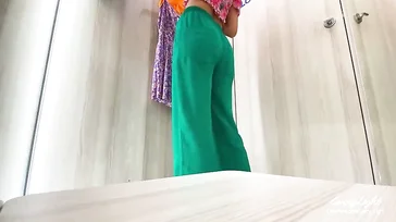 Cliente MILF flagrada acariciando sua buceta no provador