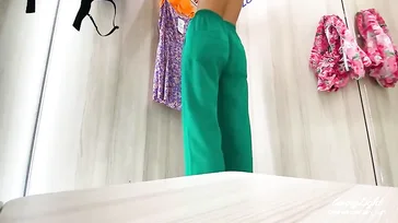 Cliente MILF flagrada acariciando sua buceta no provador